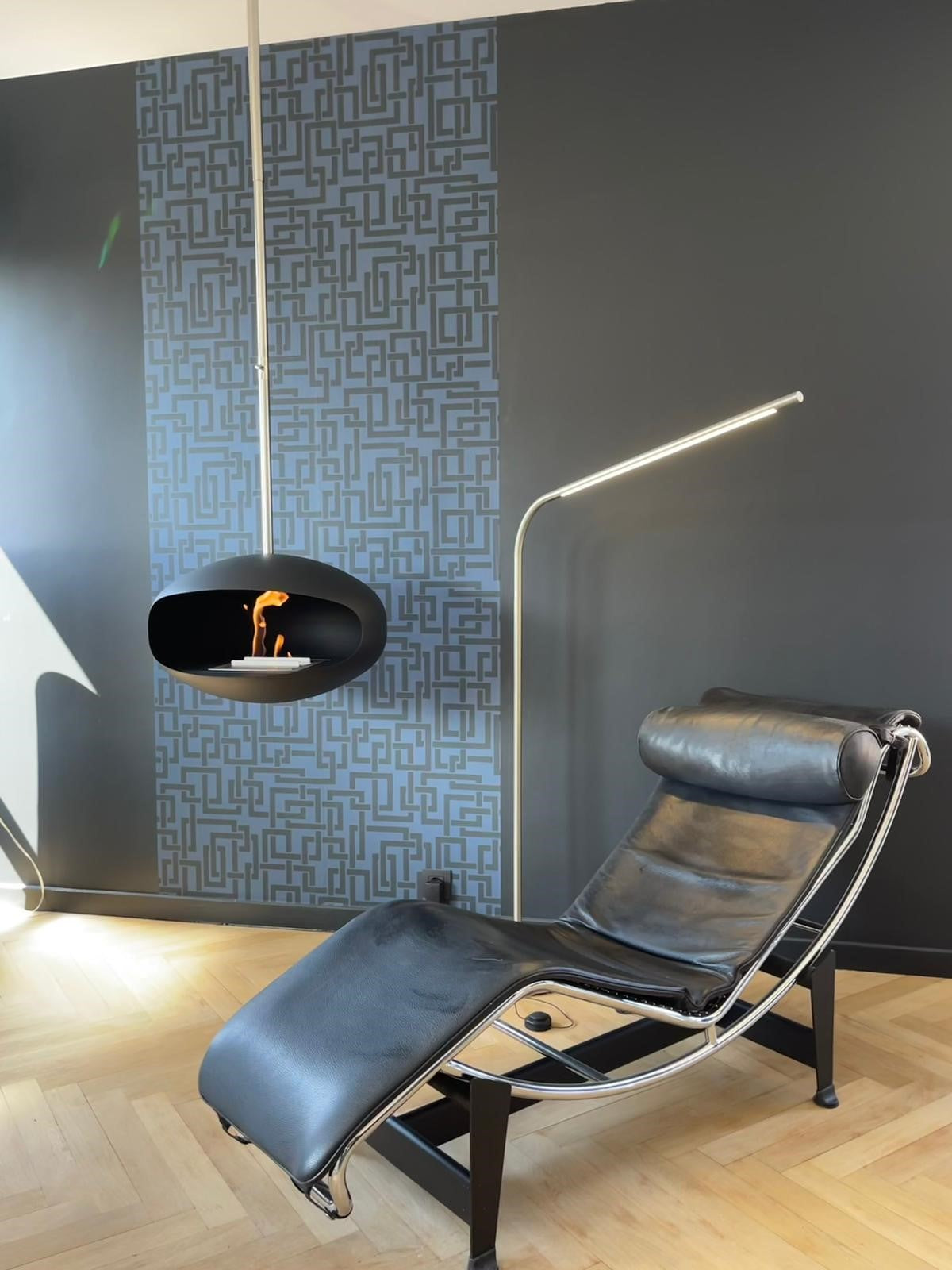 Cocoon Aeris – Matte Black with Steel Pole