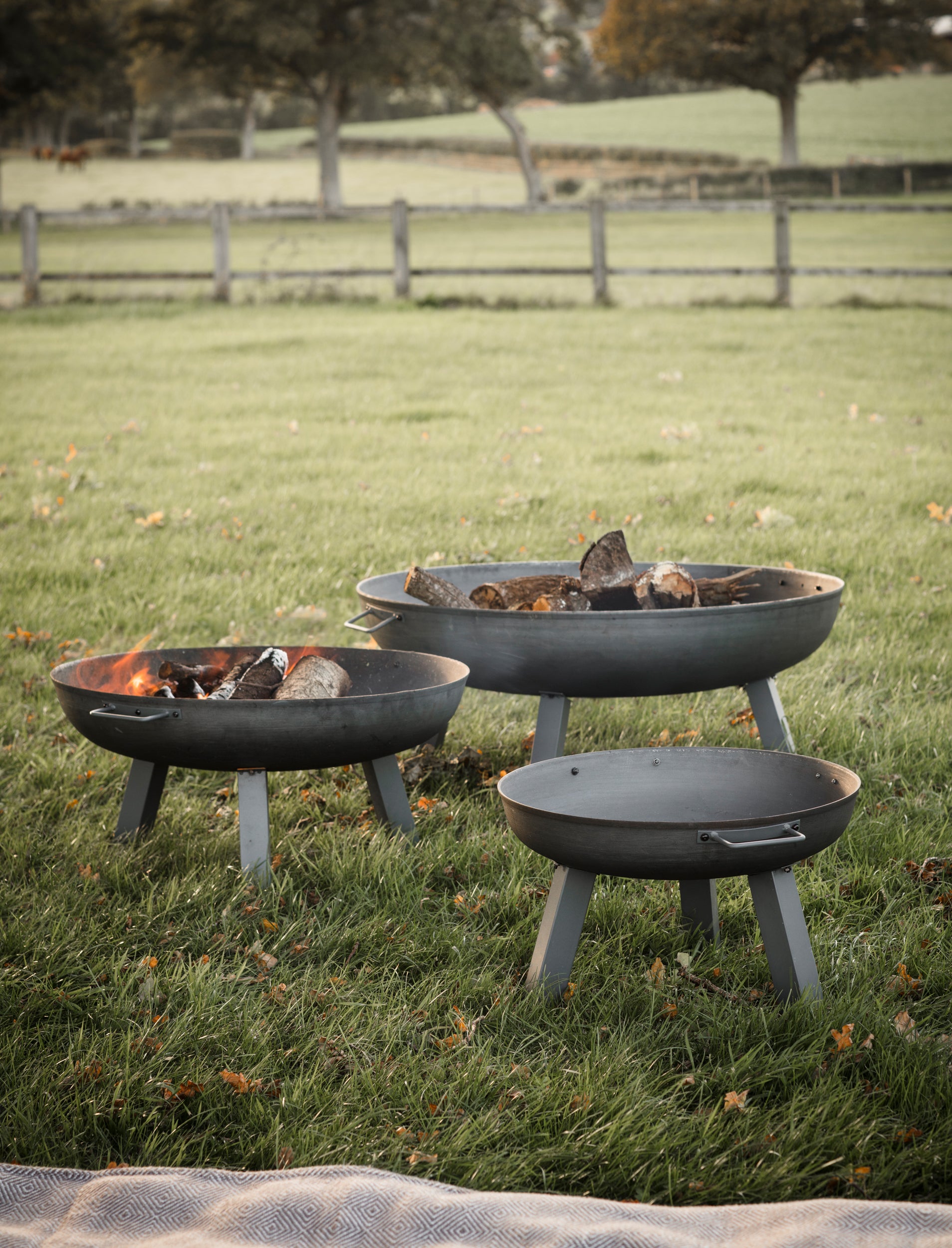 Garden Trading Foscot Cast Iron Fire Pit – Grey, Small