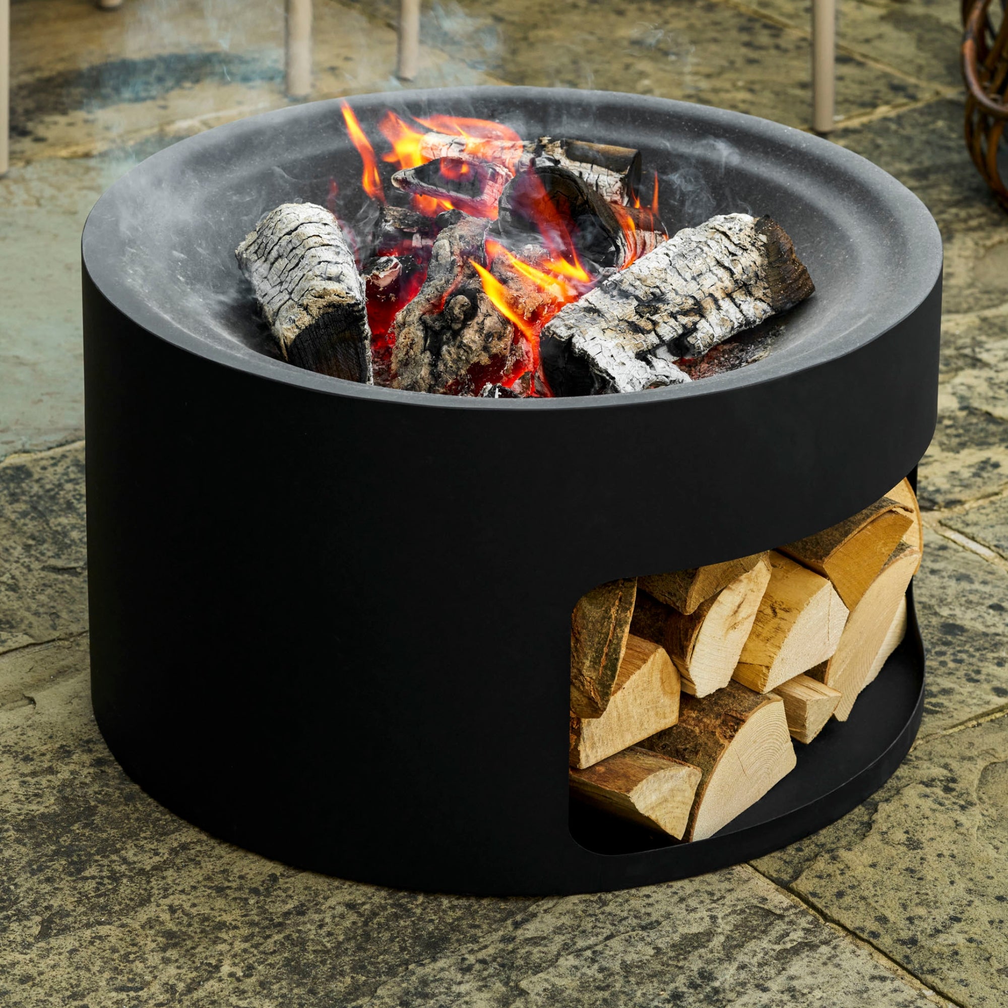 Sarsden Round Fire Pit & Log Store — Black Steel
