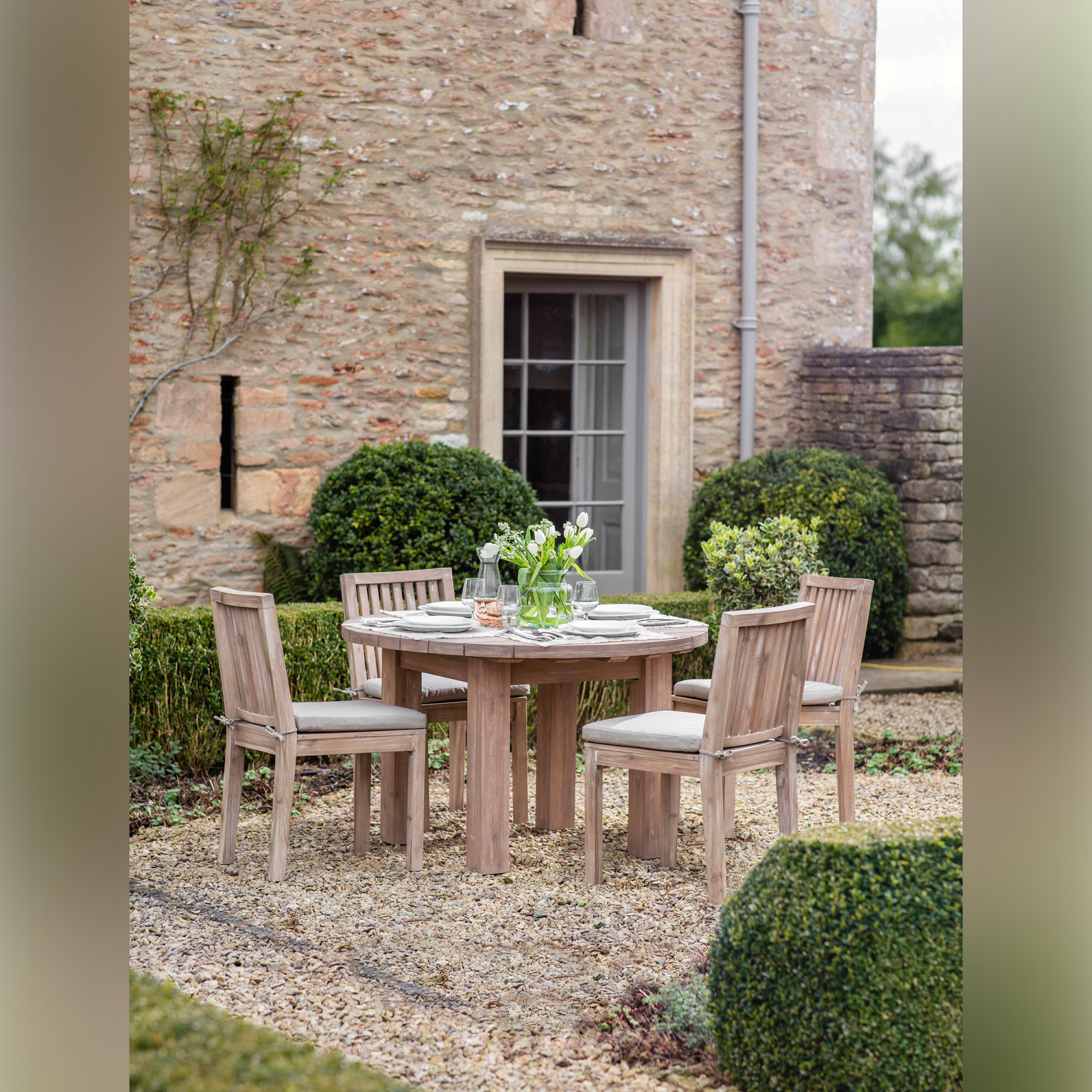 Porthallow Round Outdoor Dining Table, Medium – Natural Acacia