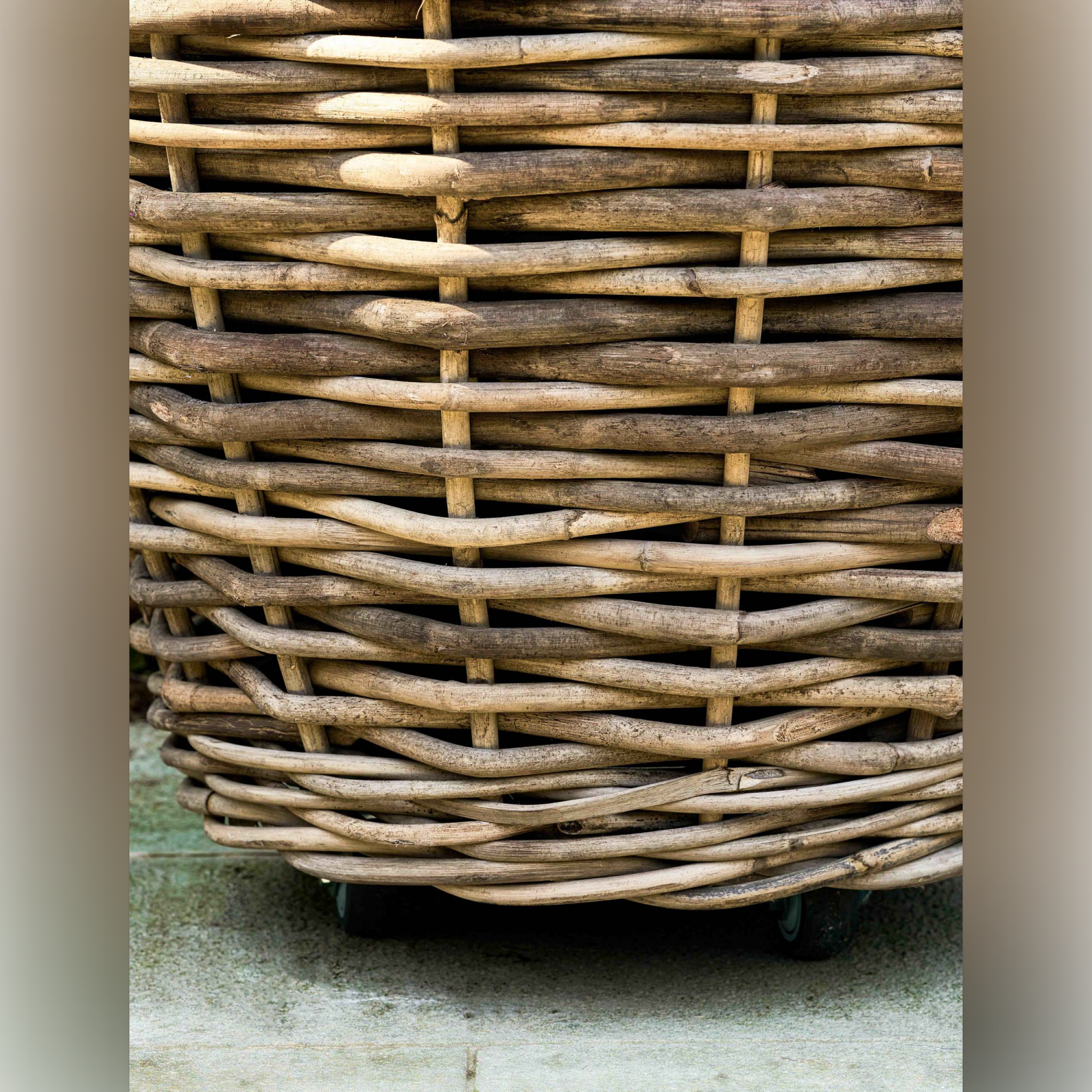 Elmhurst Rattan Planter on Wheels XXL – Natural Rattan