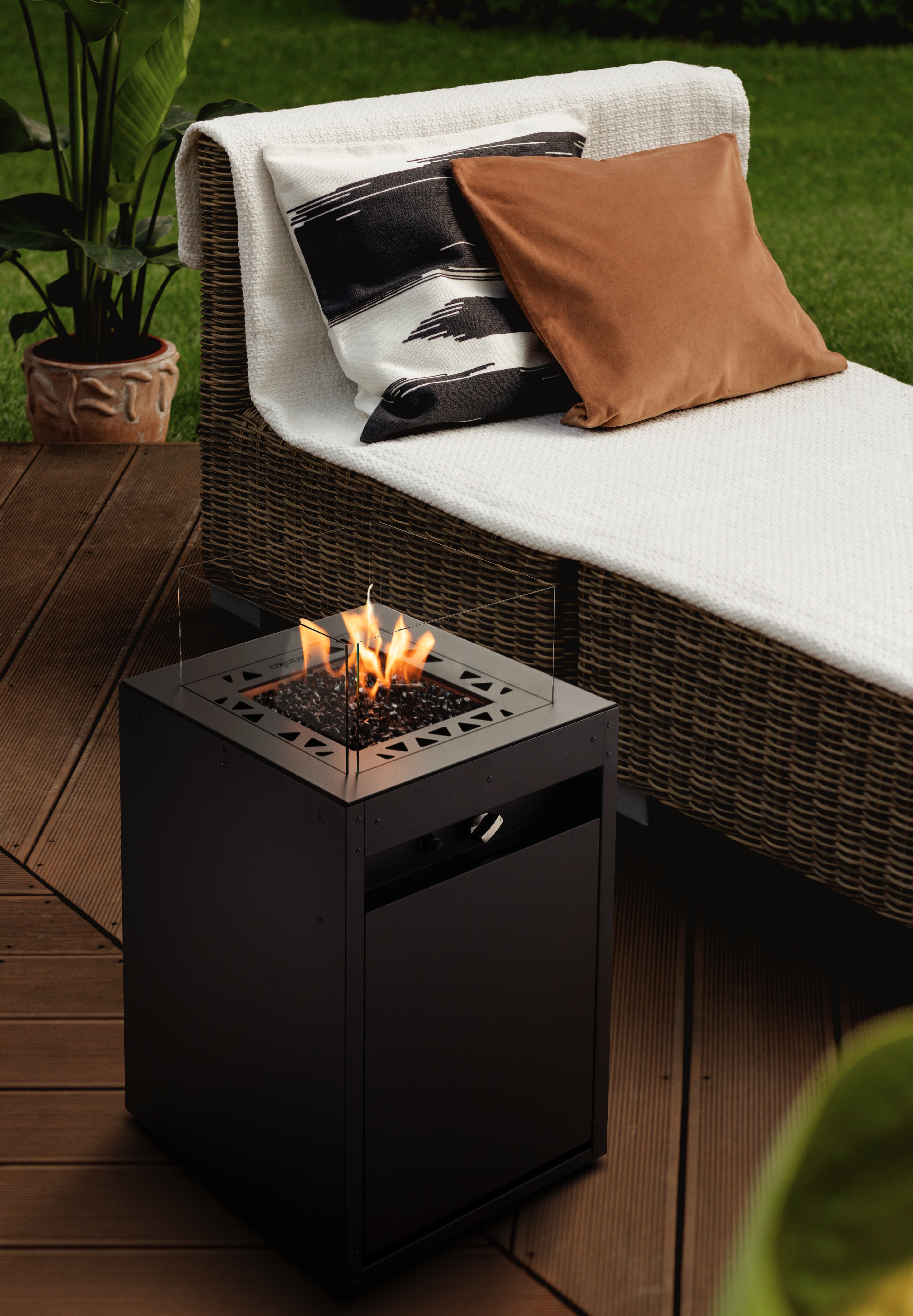 Planika Square Table – Black with Cover