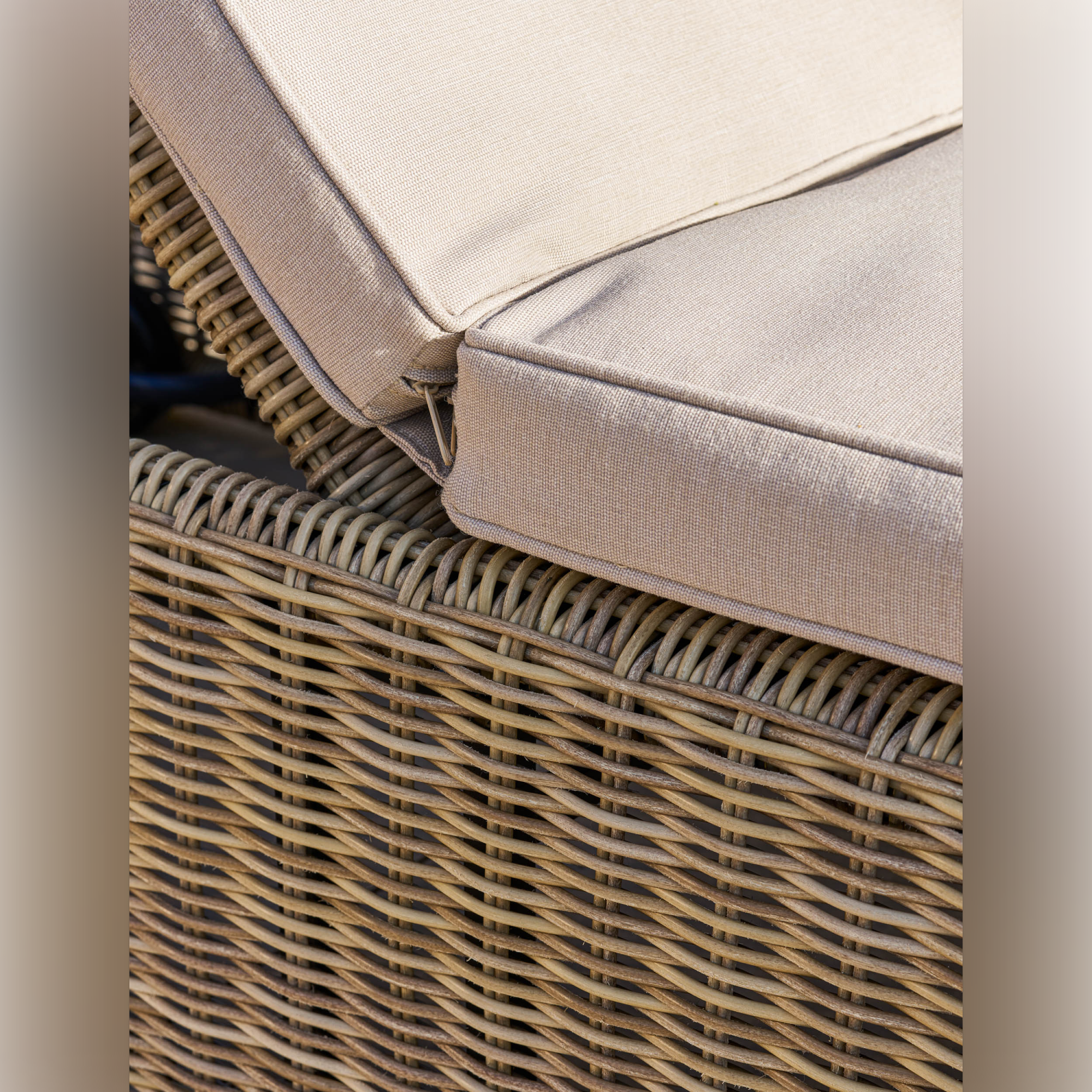 Skala Lounger – PE Rattan
