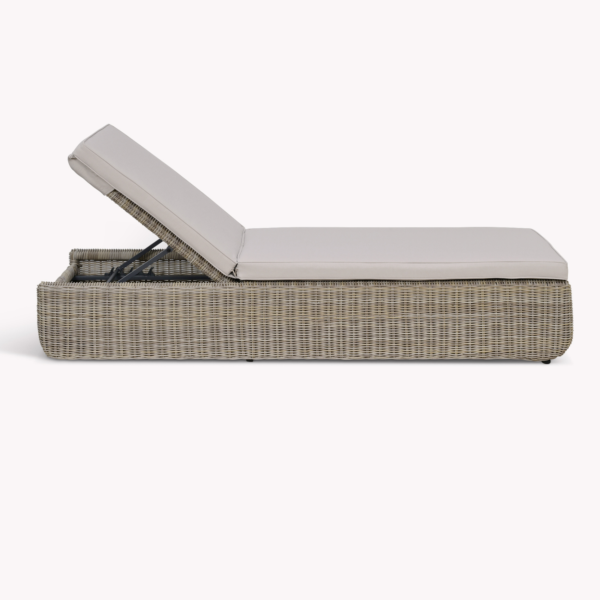 Skala Lounger – PE Rattan