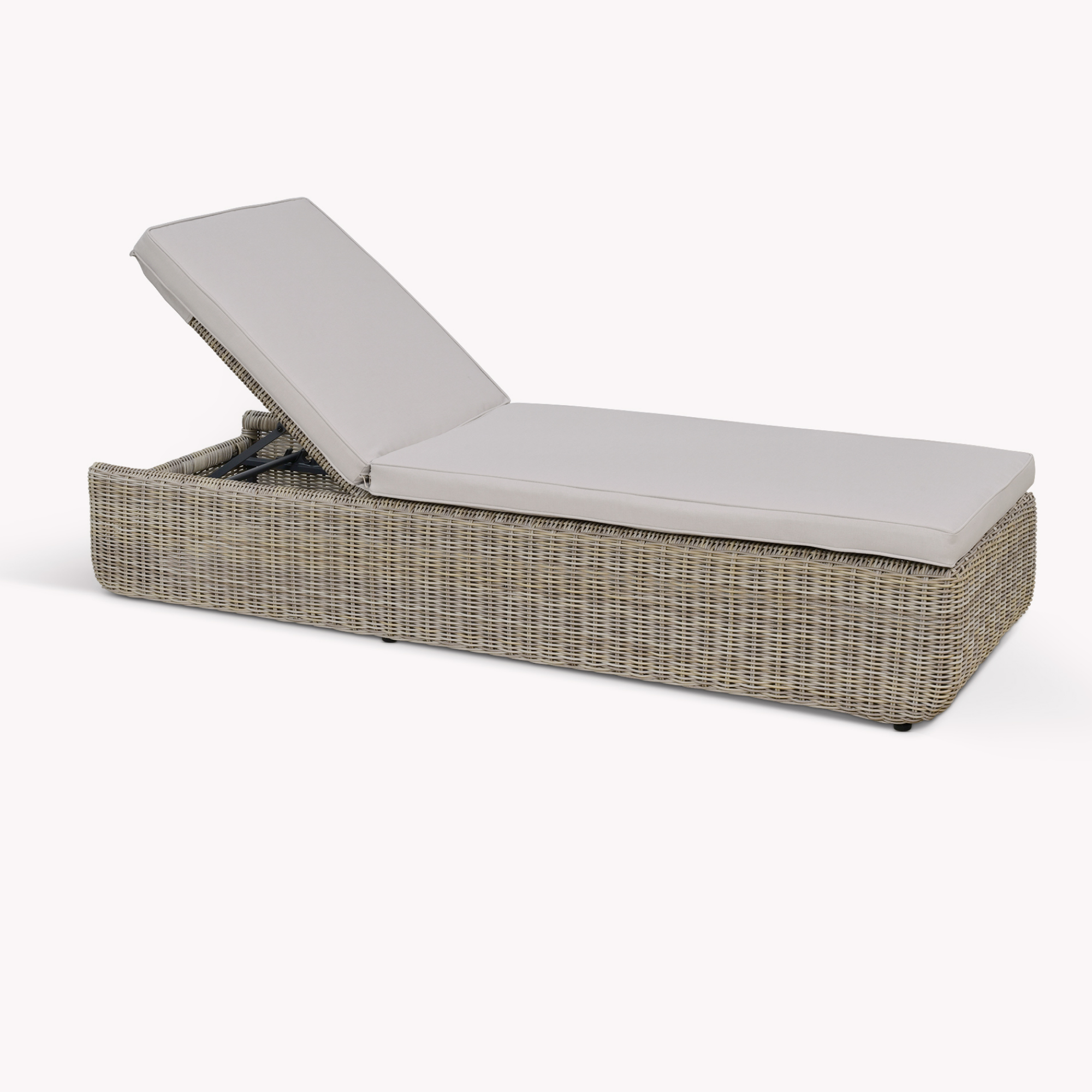 Skala Lounger – PE Rattan