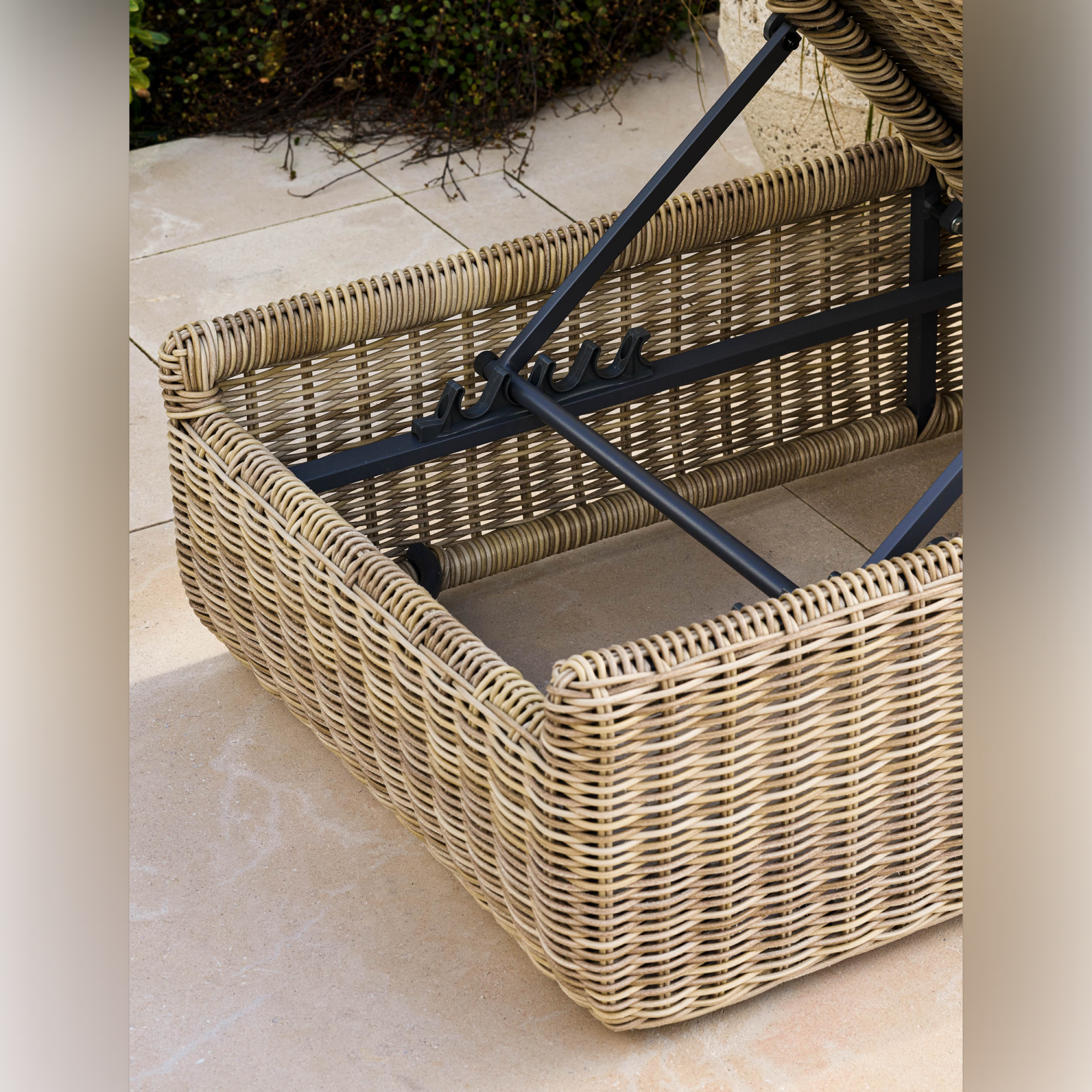 Skala Lounger – PE Rattan