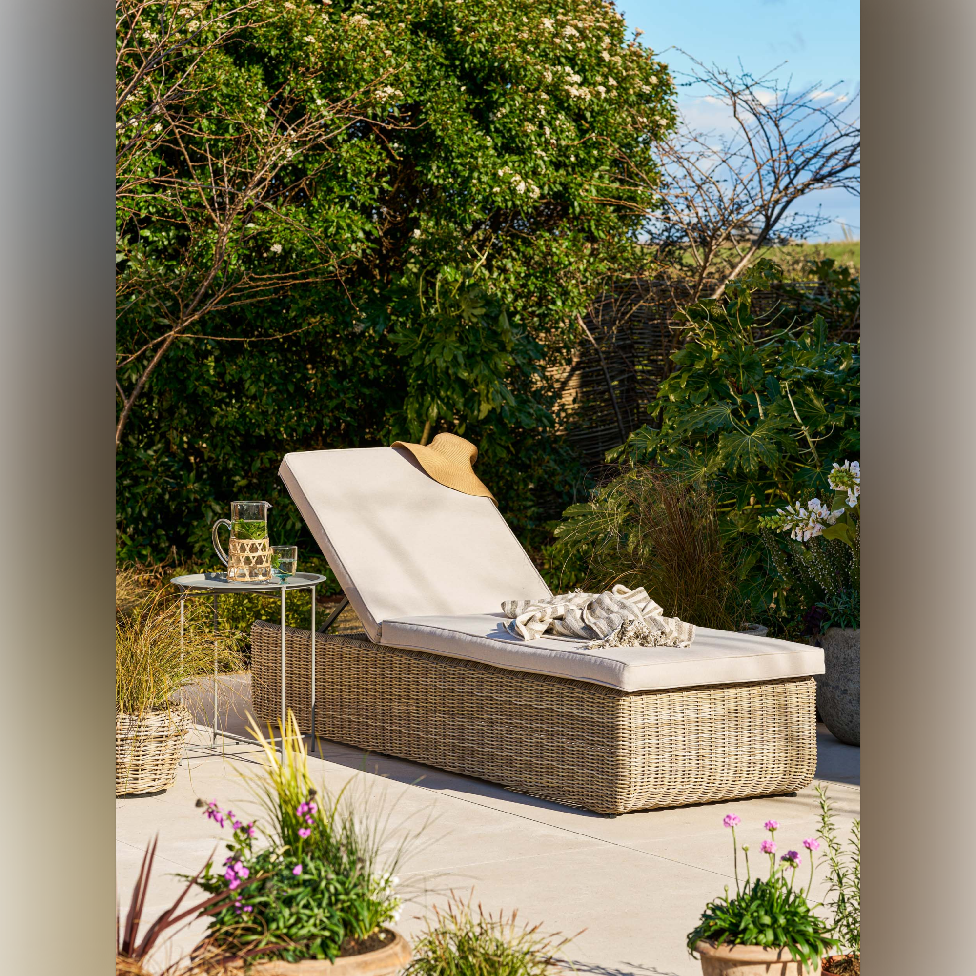 Skala Lounger – PE Rattan