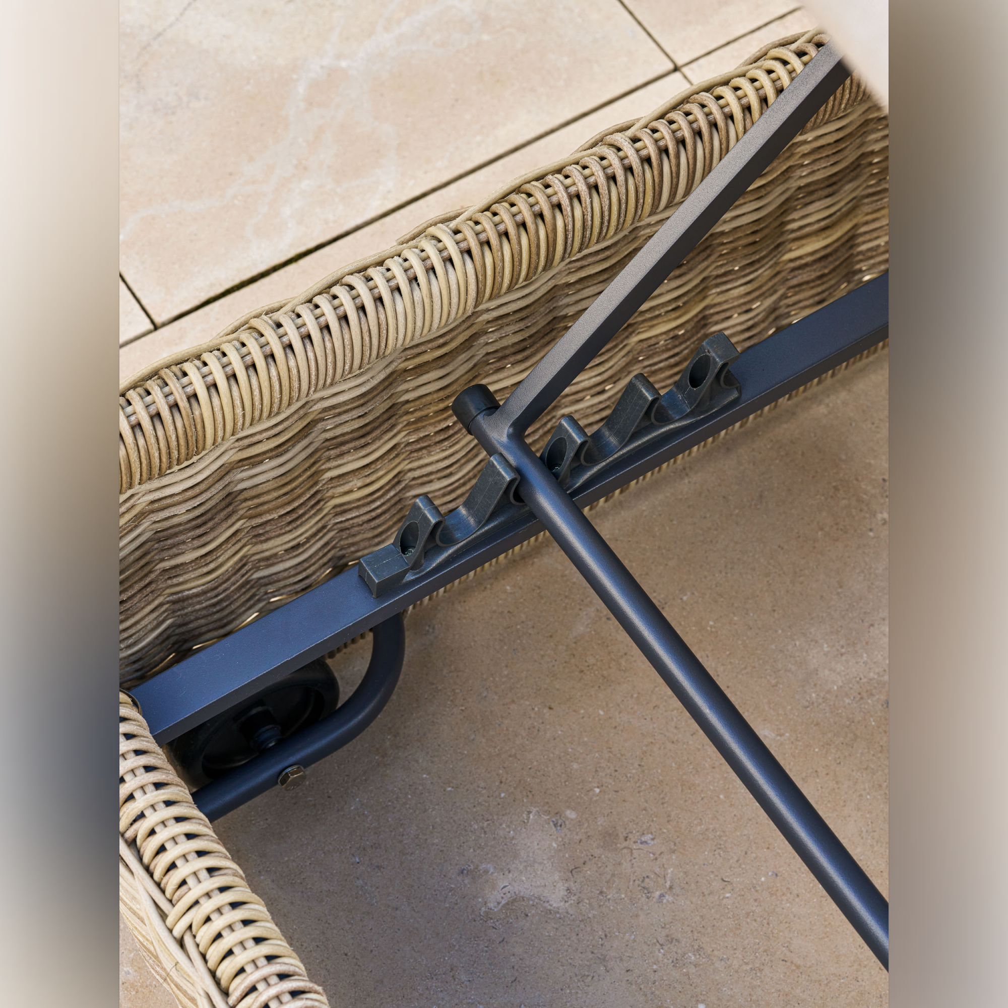 Skala Lounger – PE Rattan