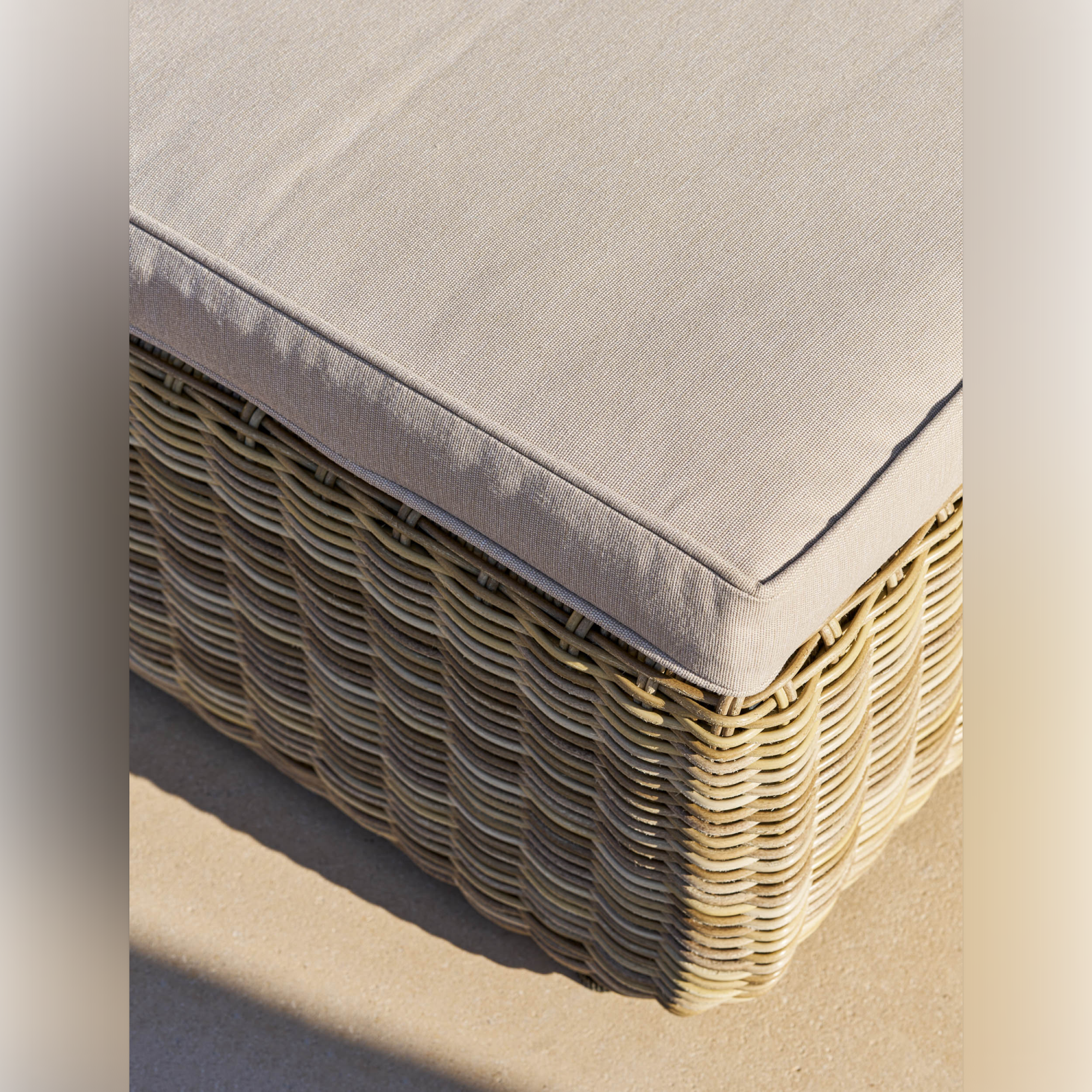 Skala Lounger – PE Rattan