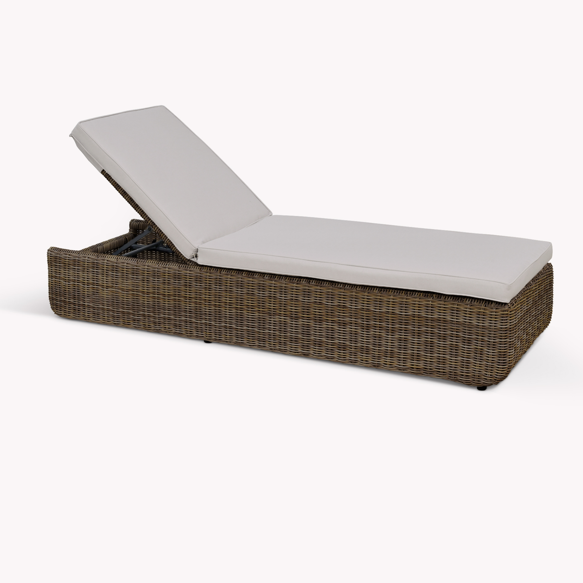Skala Lounger – PE Rattan