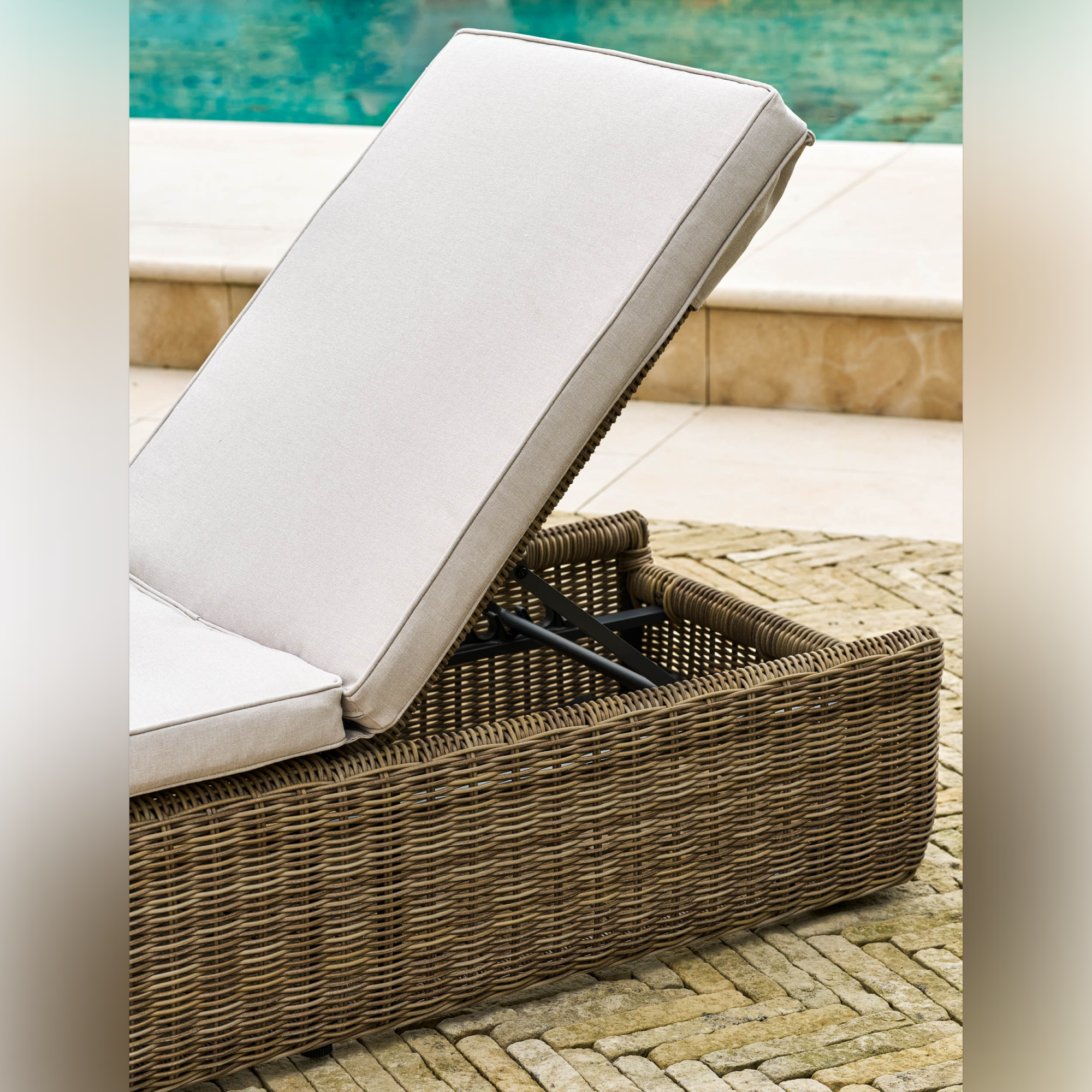 Skala Lounger – PE Rattan