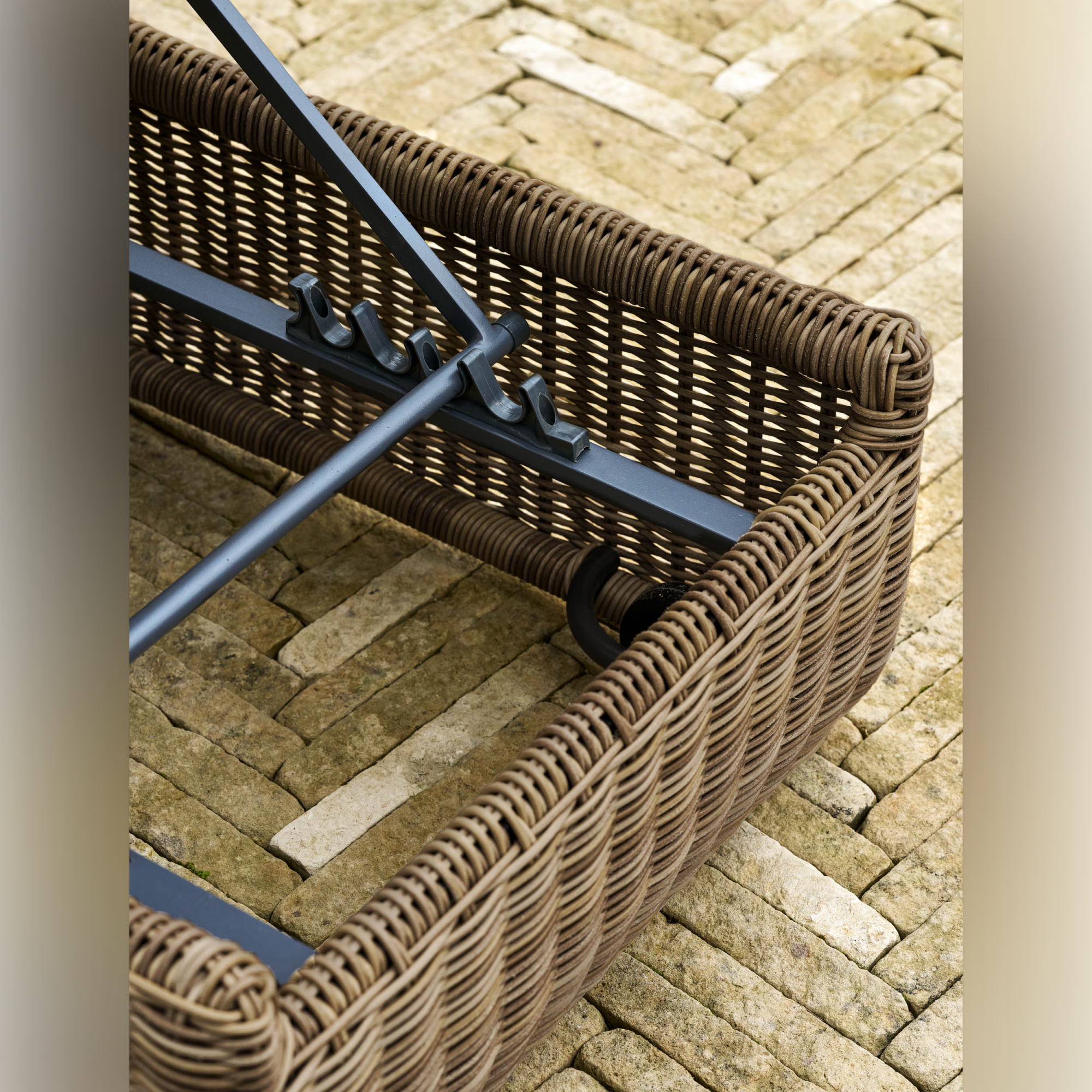 Skala Lounger – PE Rattan