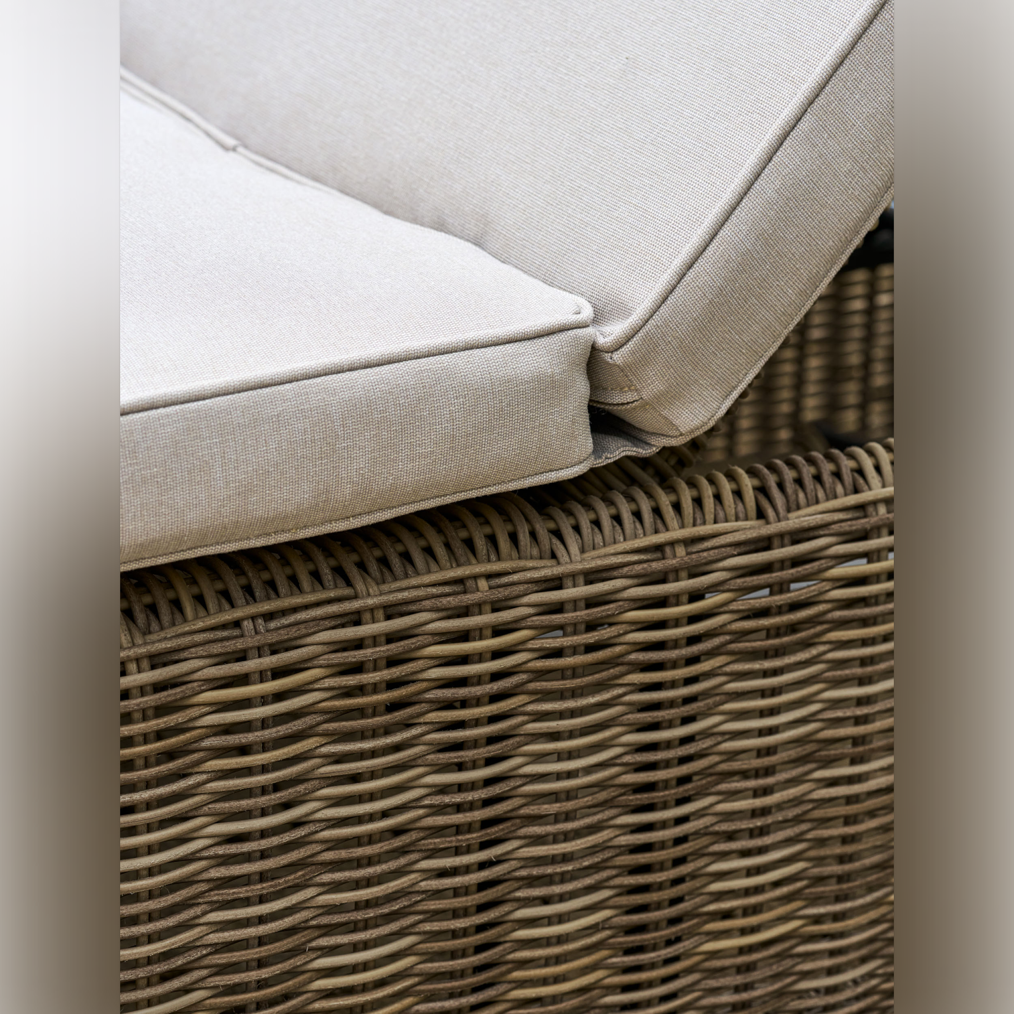 Skala Lounger – PE Rattan