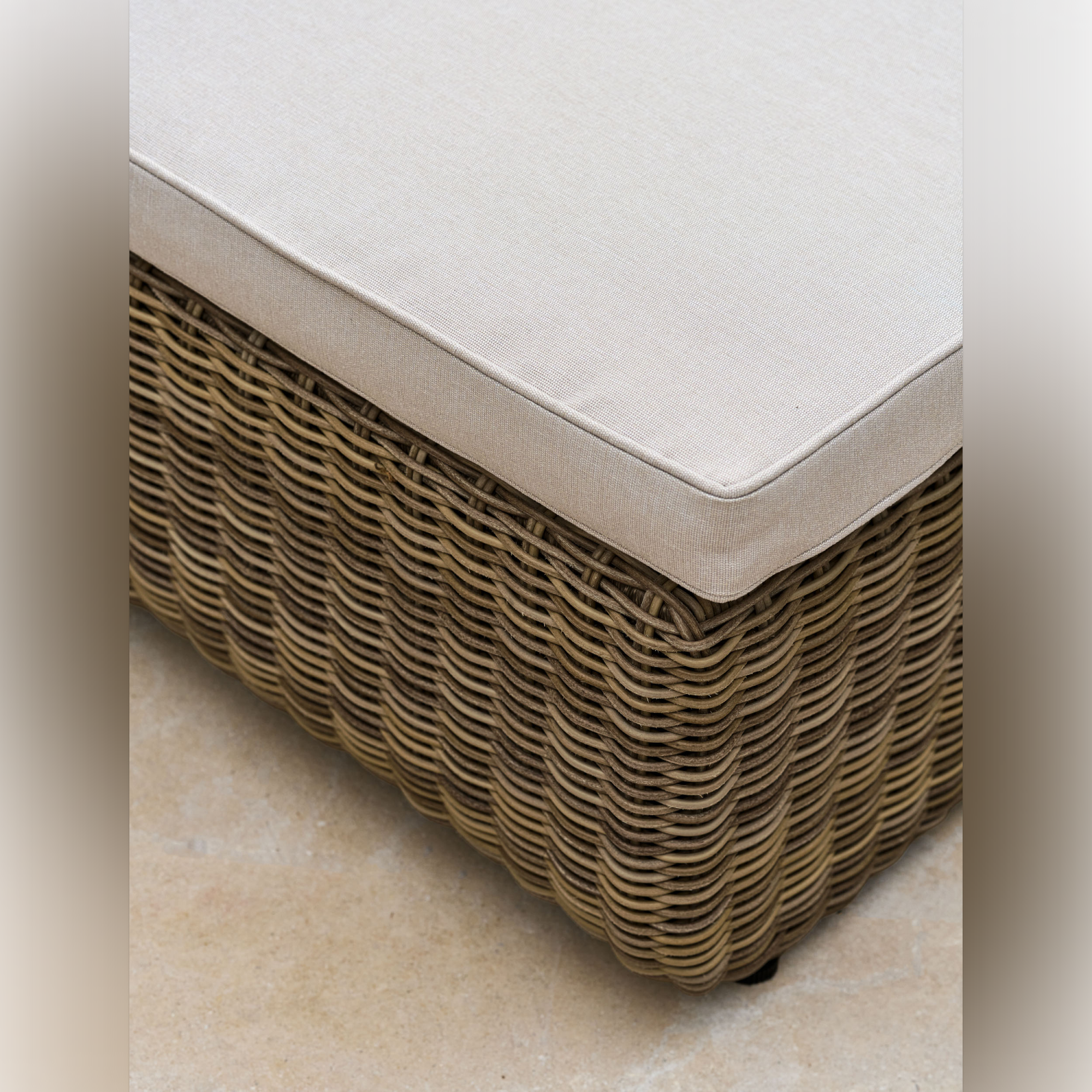 Skala Lounger – PE Rattan