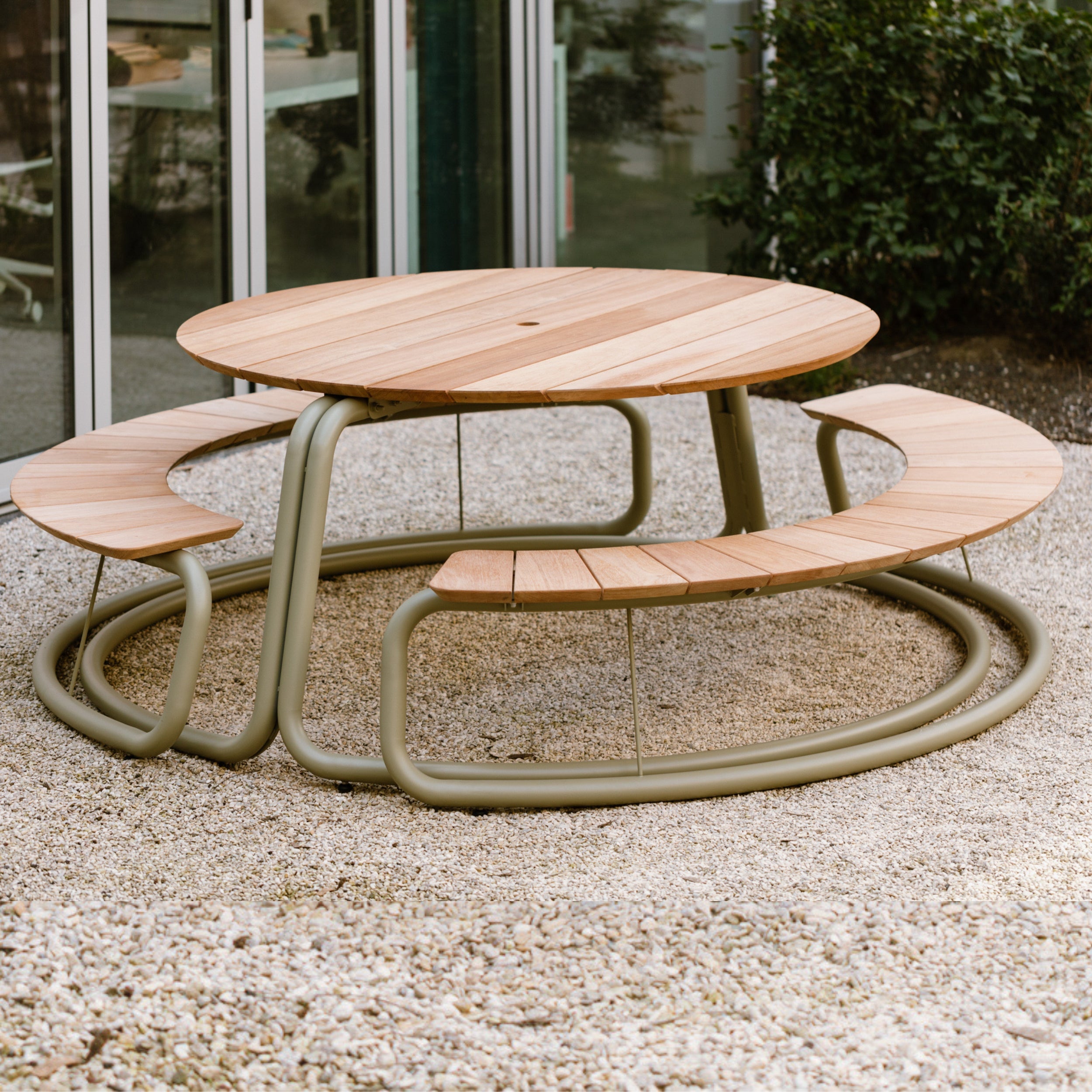 WÜNDER The Circle Outdoor Dining Table & Curved Bench Set