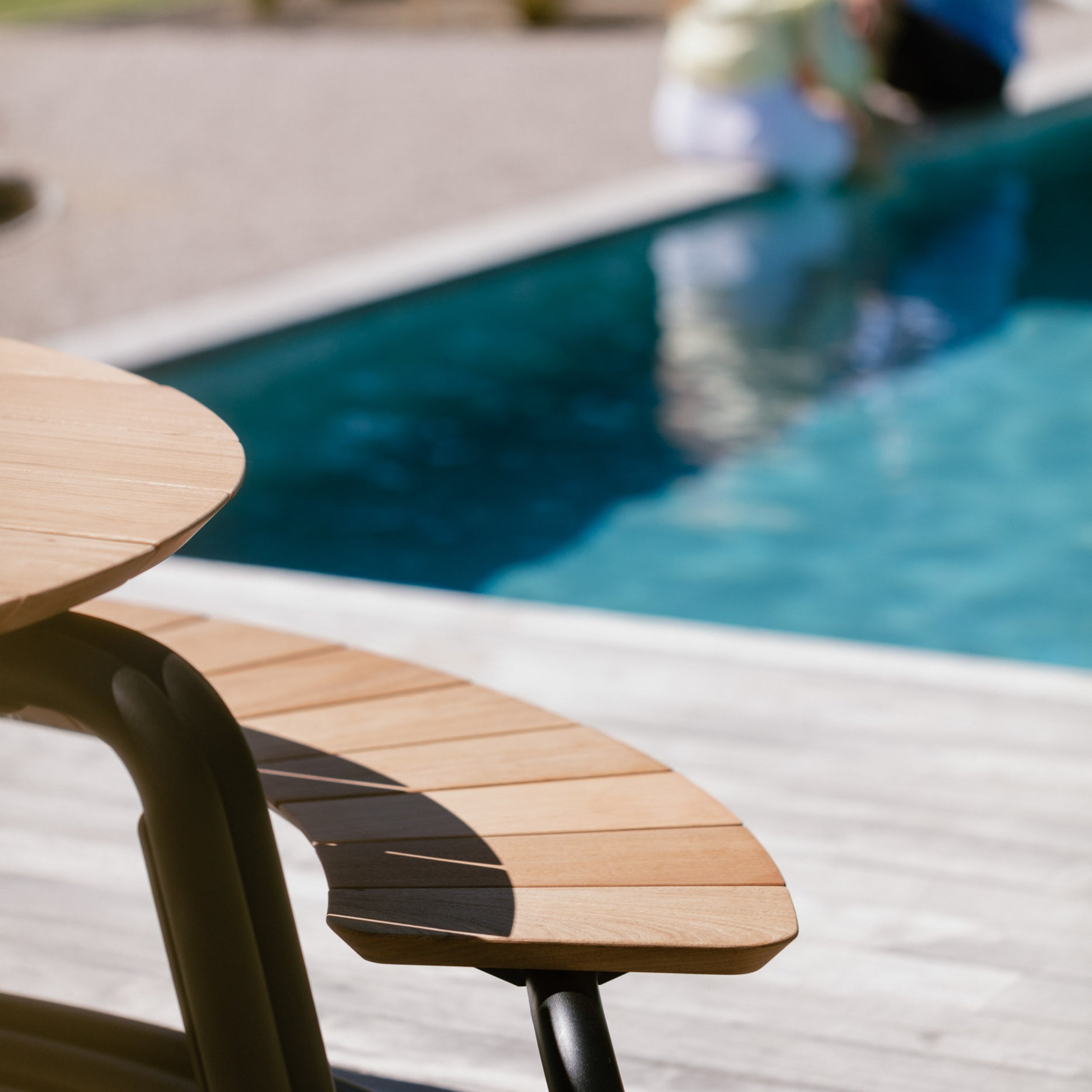 WÜNDER The Circle Outdoor Dining Table & Curved Bench Set