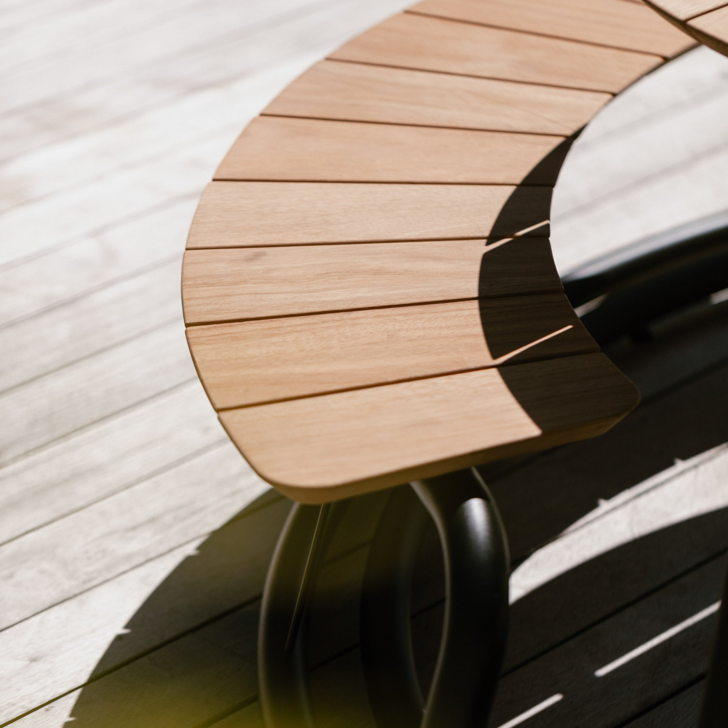 WÜNDER The Circle Outdoor Dining Table & Curved Bench Set