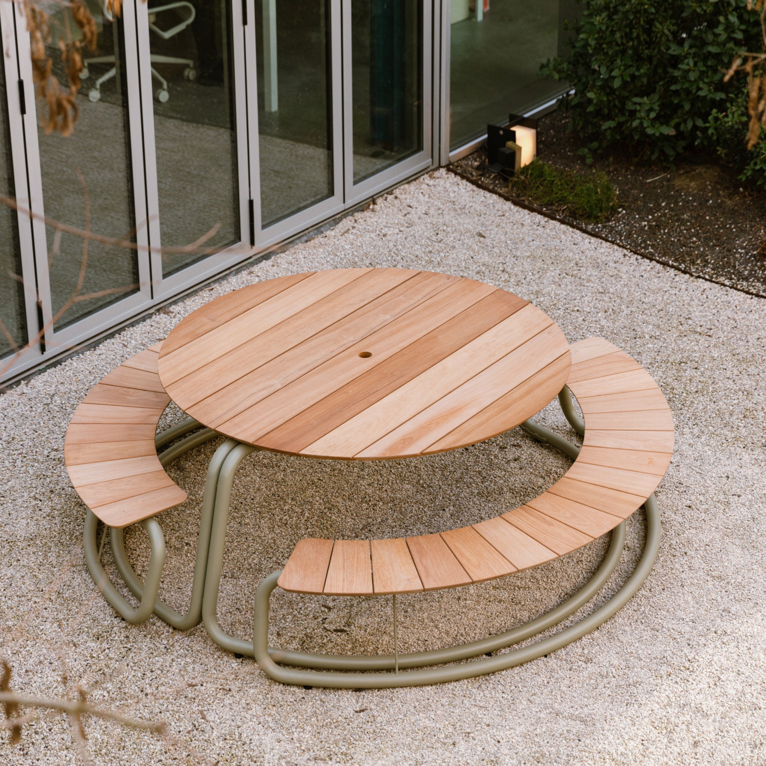 WÜNDER The Circle Outdoor Dining Table & Curved Bench Set