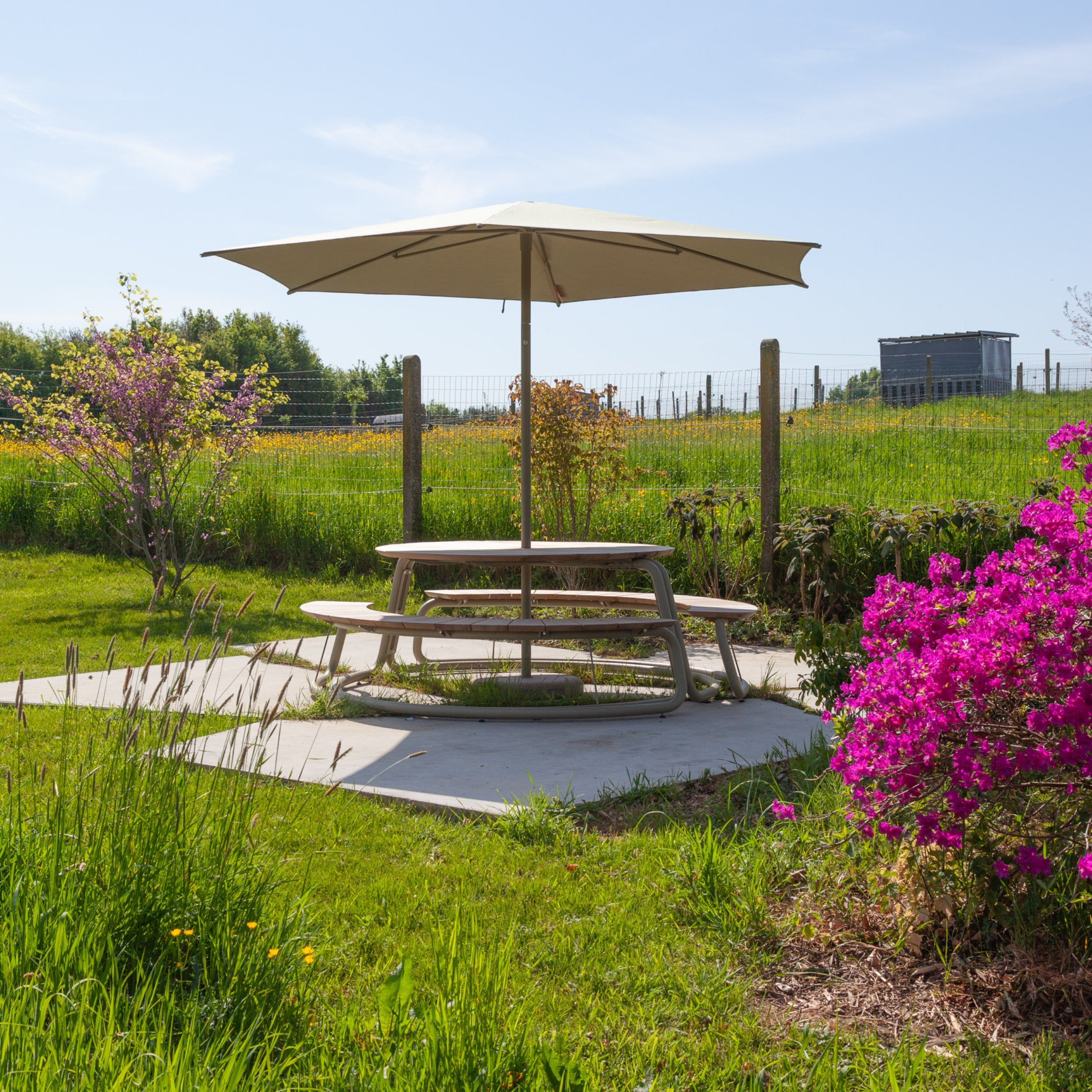 WÜNDER The Circle Outdoor Dining Table & Curved Bench Set