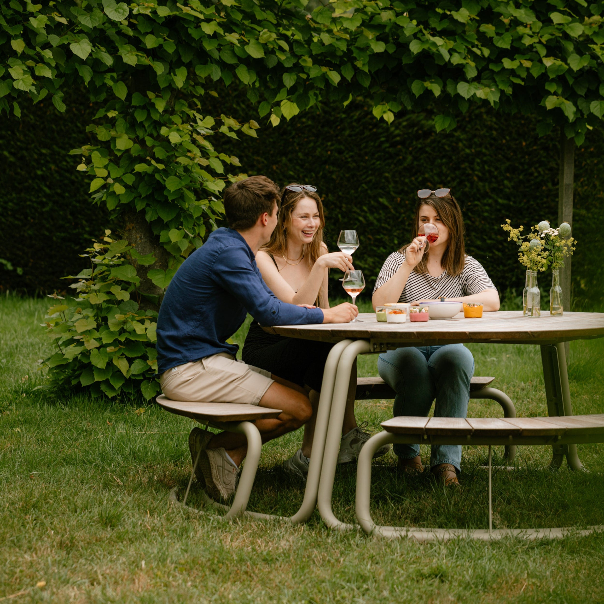 WÜNDER The Circle Outdoor Dining Table & Curved Bench Set