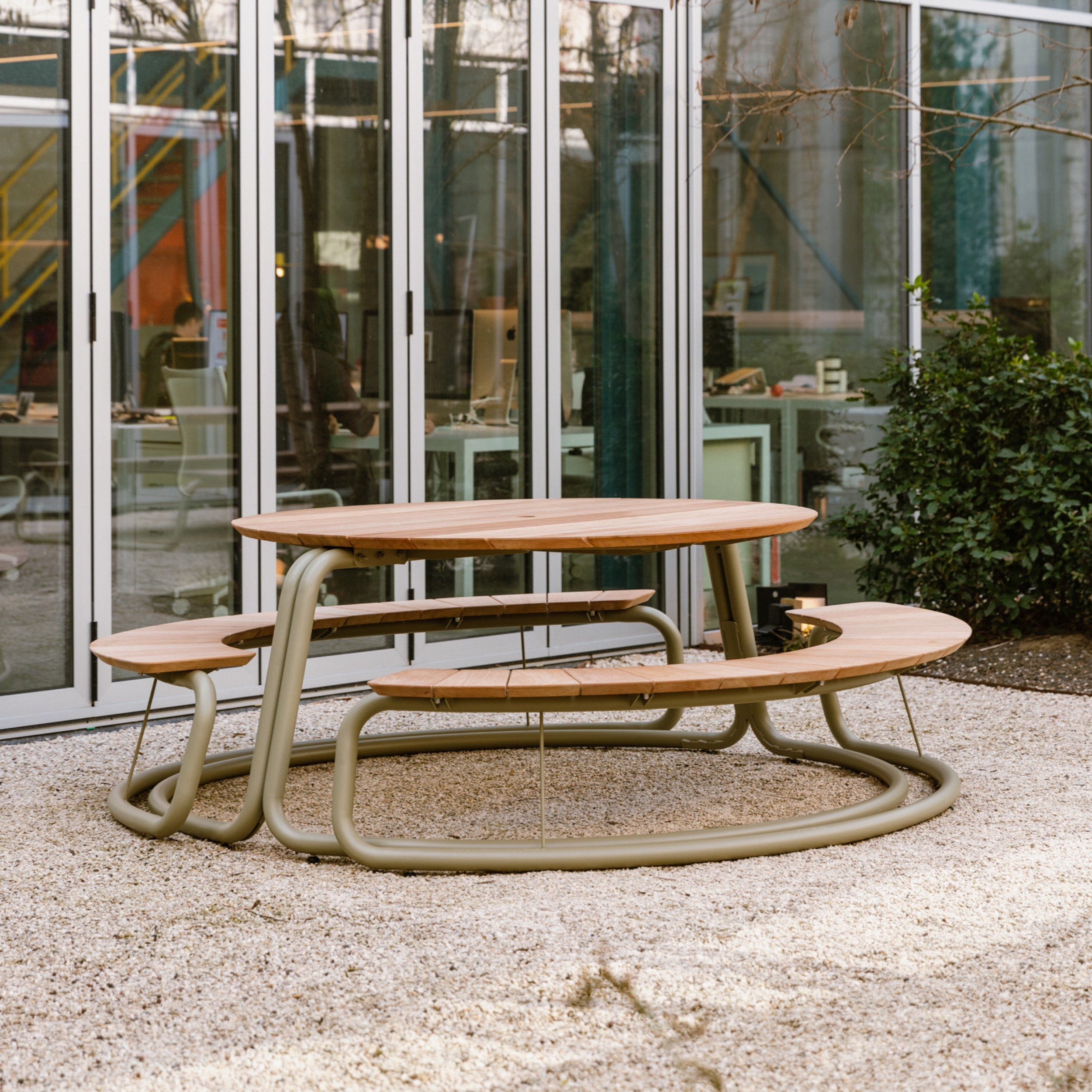 WÜNDER The Circle Outdoor Dining Table & Curved Bench Set