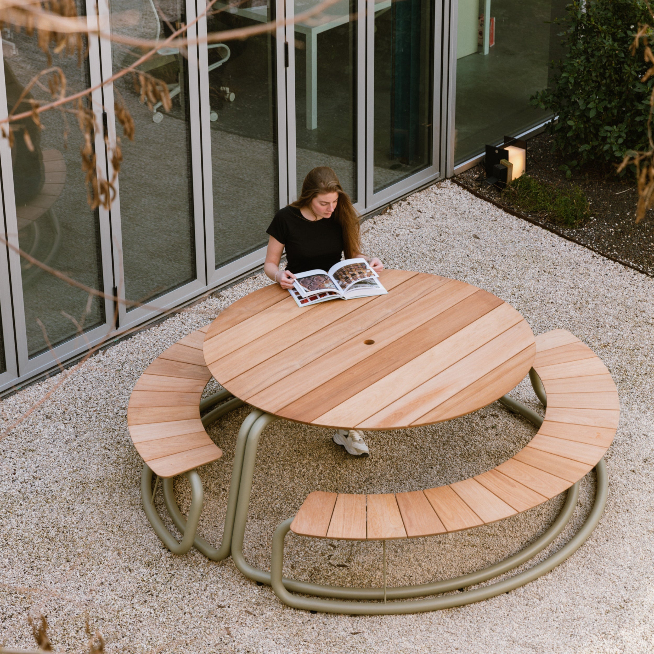 WÜNDER The Circle Outdoor Dining Table & Curved Bench Set