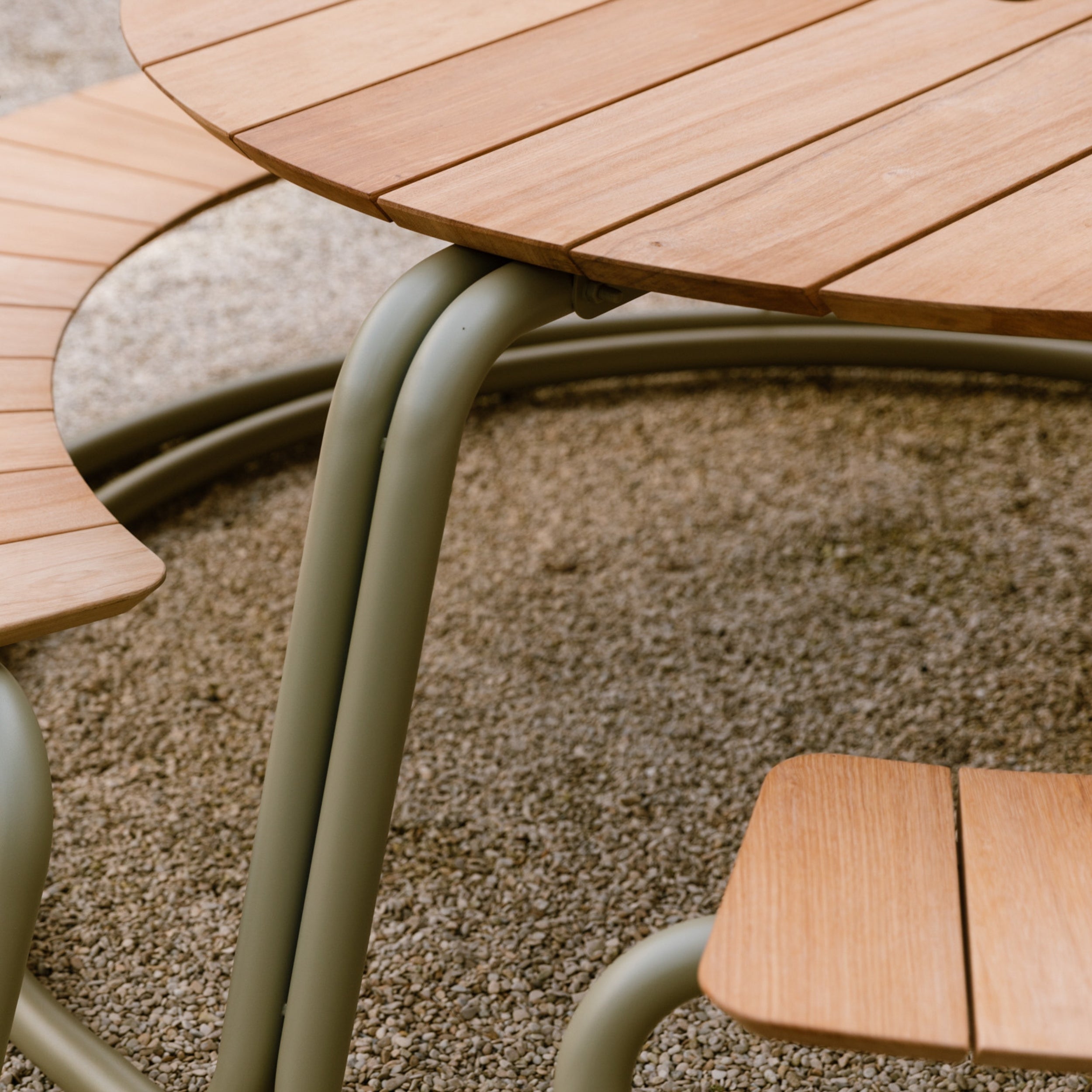 WÜNDER The Circle Outdoor Dining Table & Curved Bench Set